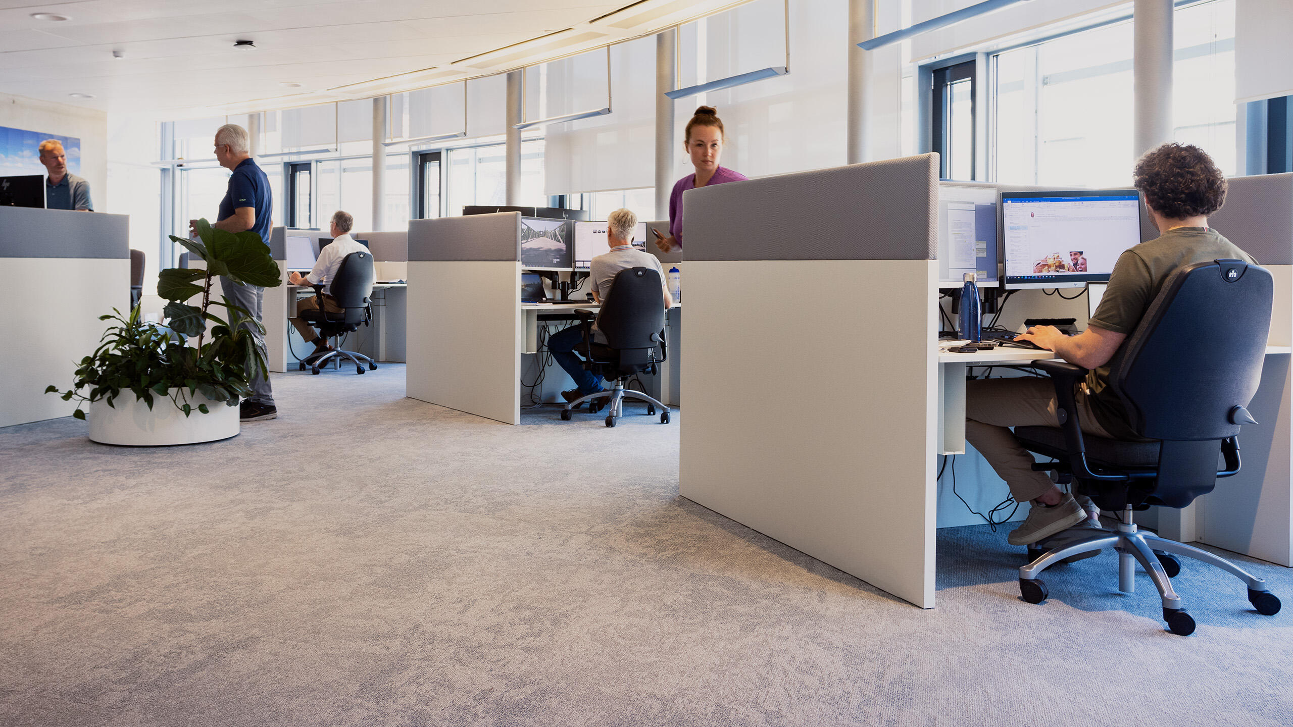 Kantoortuin stadskantoor met werkende mensen