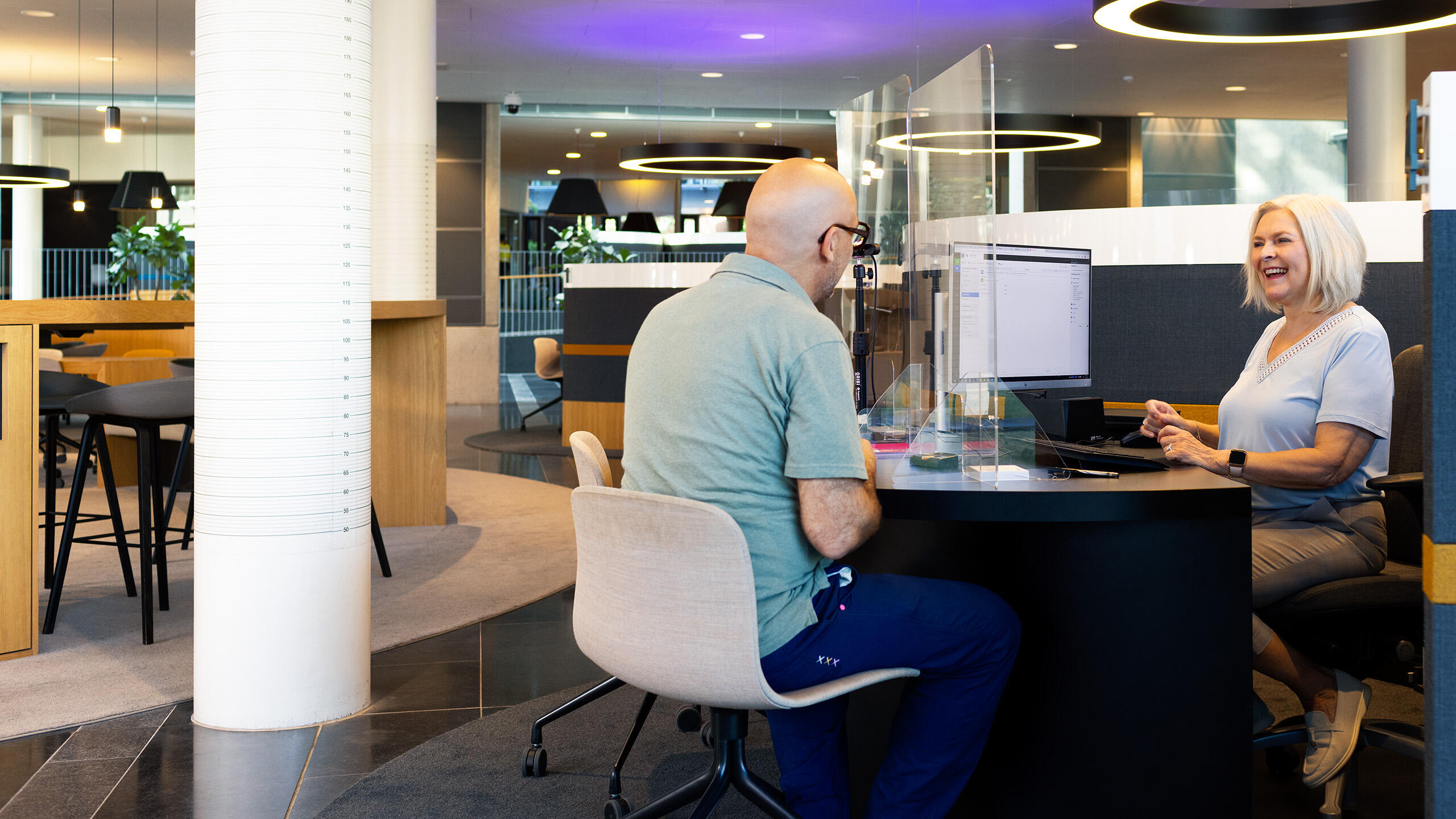 Man aan de balie bij afdeling burgerzaken gemeente 's-Hertogenbosch