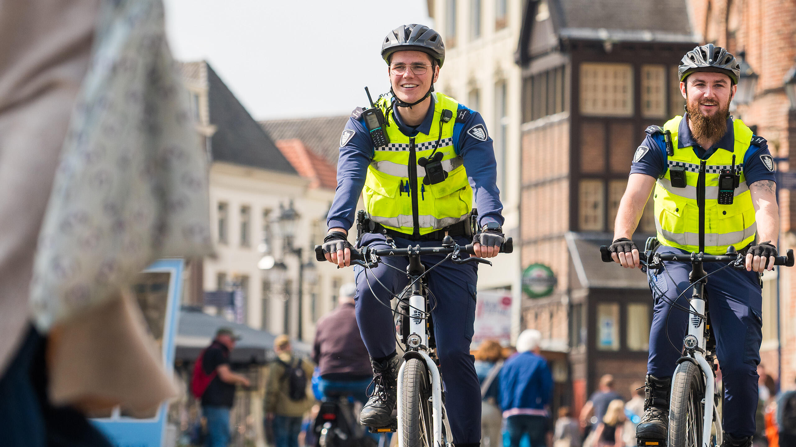 twee handhavers op de fiets op de markt in gemeente 's-Hertogenbosch