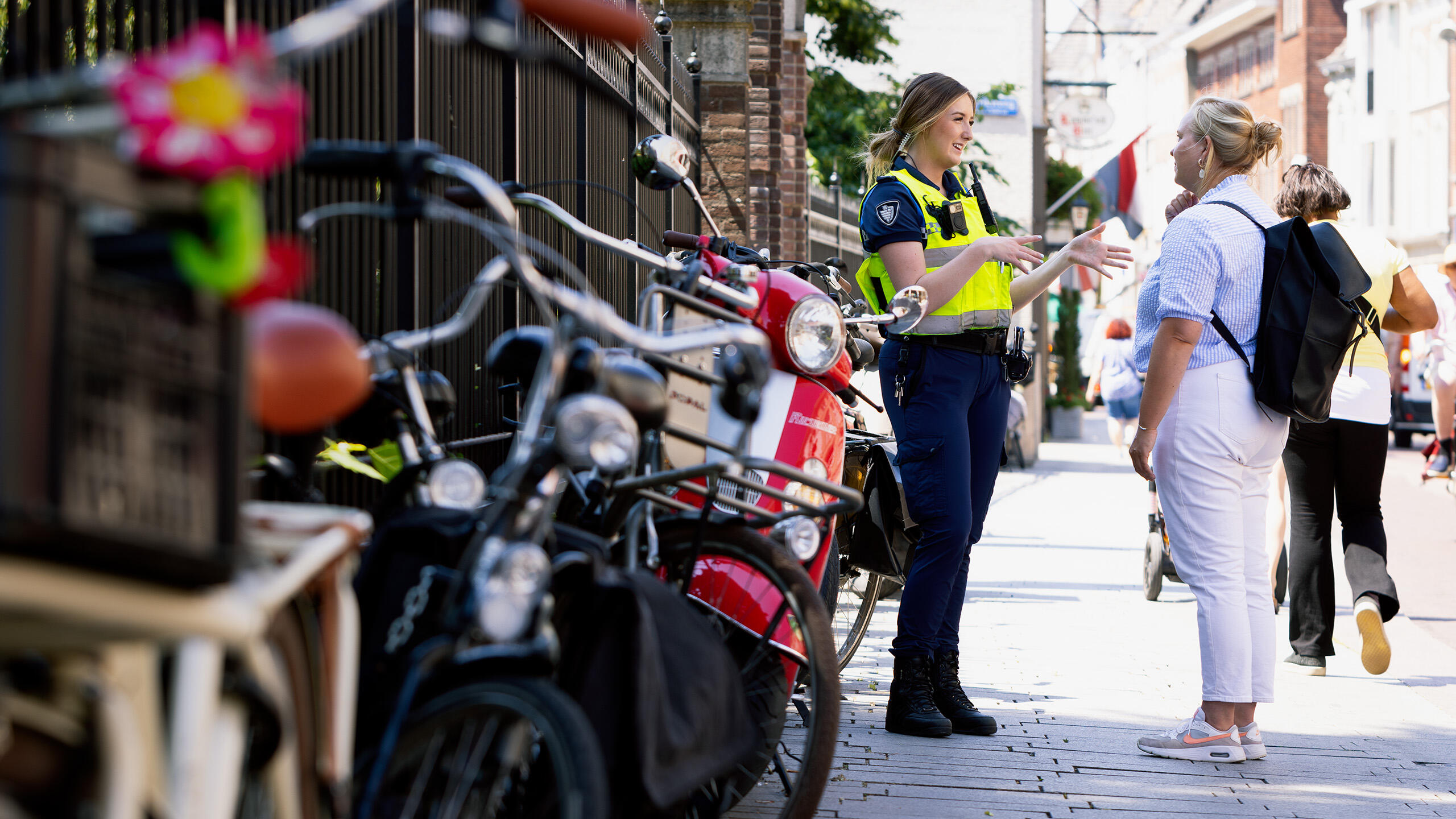 BOA - handhaver wijst de weg aan bezoeker van de stad