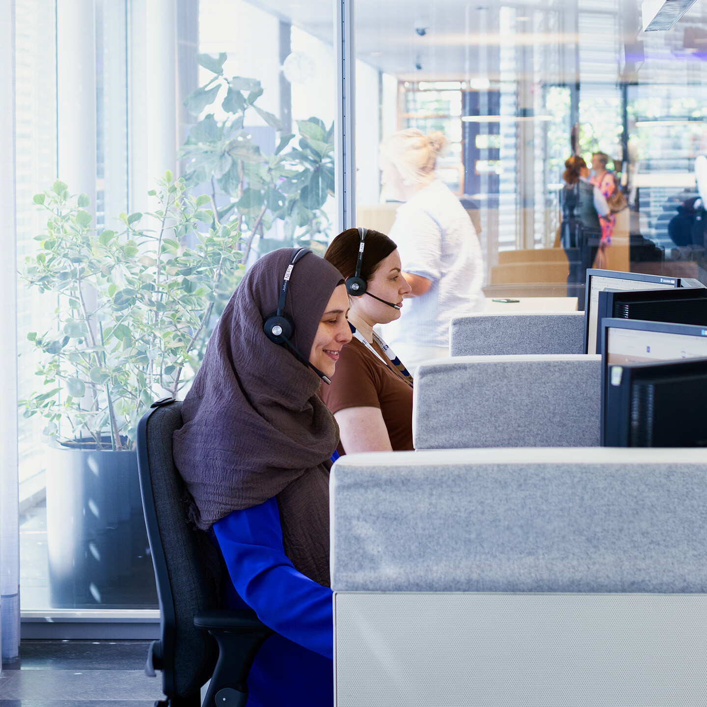 Collega's van het gemeentelijk contact centrum aan de telefoon