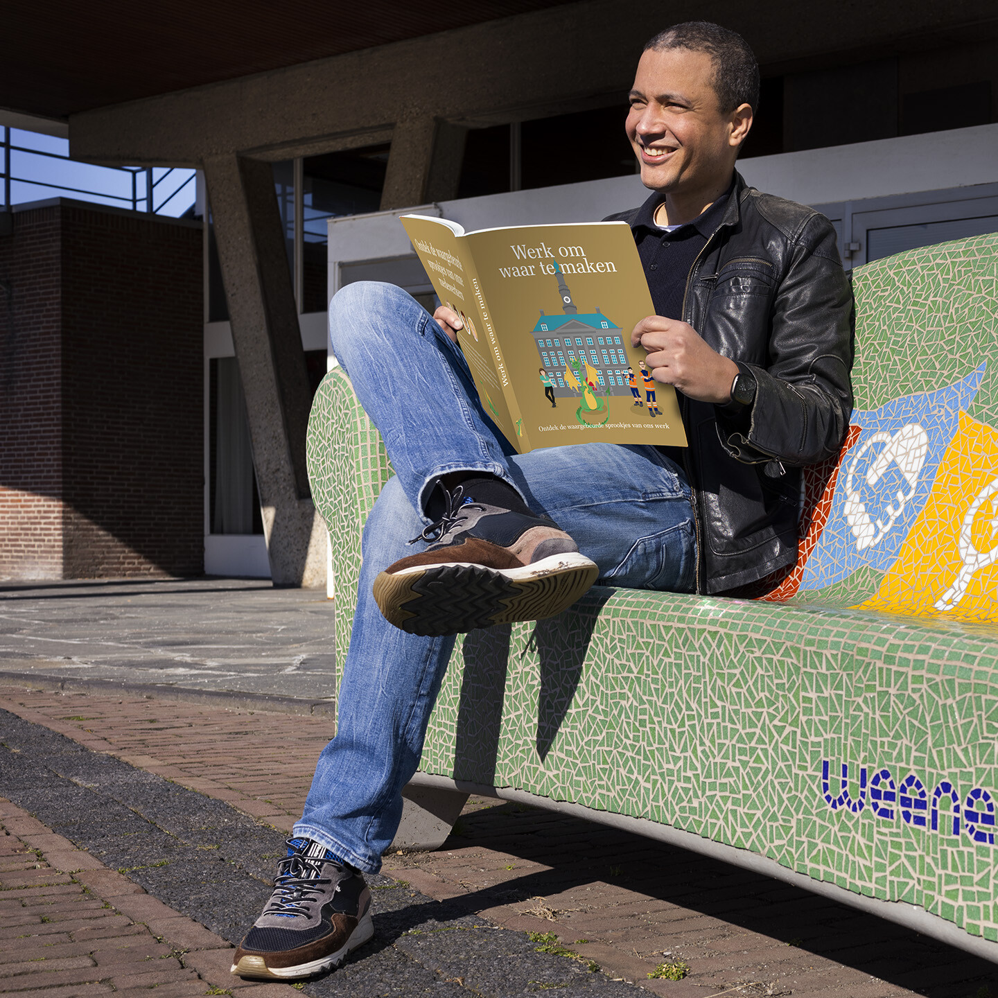 Man leest verhalenbundel werk om waar te maken op bankje